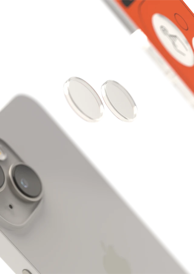 Bezbłędny montaż dwóch szkieł hartowanych Notomi na obiektywach aparatu iPhone 17 za pomocą aplikatora.